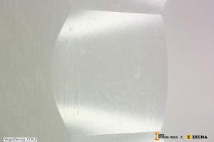 Minimale Ausbrüche im Bereich von etwa 5 μm (Korngröße) zeigen das hohe Präzisionsniveau der Fräsbearbeitung.